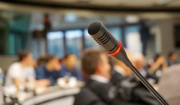microphone-704255_640