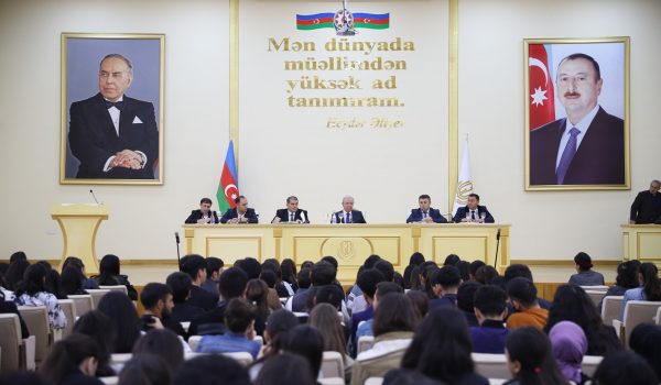 GDU-NUN REKTORU YUSİF YUSİBOV TƏLƏBƏLƏRLƏ GÖRÜŞ KEÇİRİB
