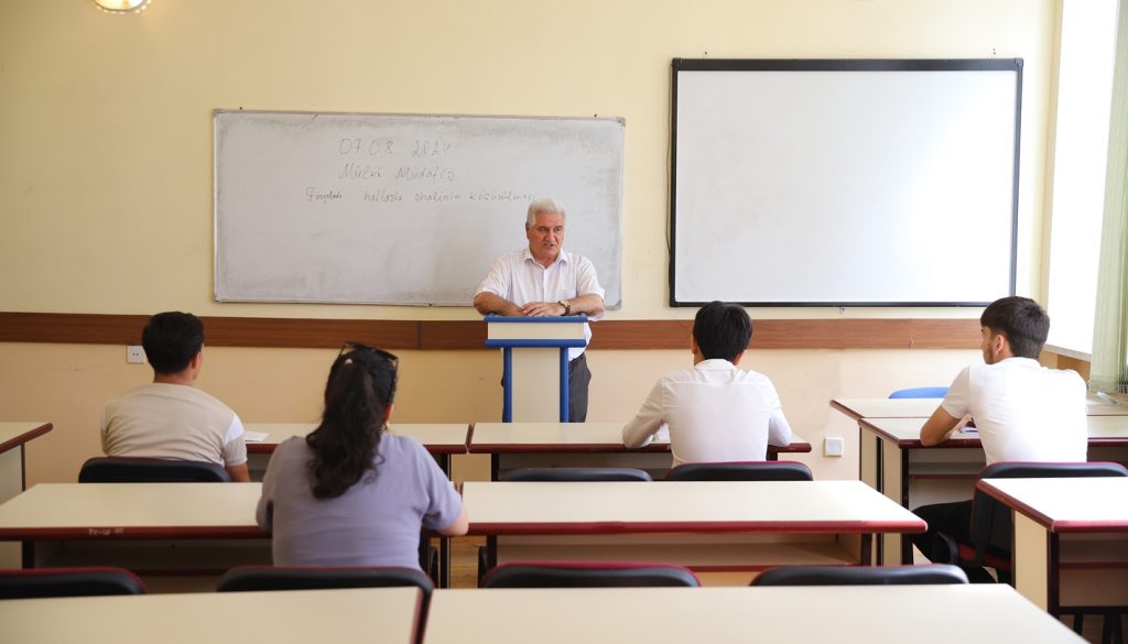 GDU-DA AKADEMİK BORCU QALMIŞ TƏLƏBƏLƏRİN YAY SEMESTRİ ÜZRƏ DƏRSLƏR DAVAM EDİR