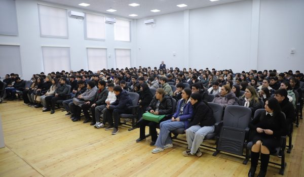 GƏNCƏ DÖVLƏT UNİVERSİTETİNİN PROFESSOR –MÜƏLLİM HEYƏTİ QAZAXDA ORTA MƏKTƏB ŞAGİRDLƏRİ İLƏ GÖRÜŞ KEÇİRİB