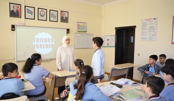 GDU-nun buraxılış kurs tələbələri orta məktəblərdə sınaq dərslərində iştirak edirlər
