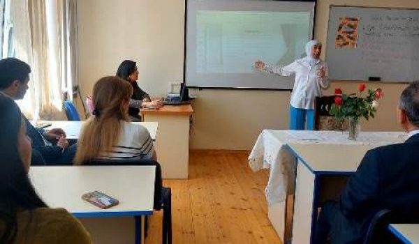 Dil öyrənmədə oxuyub-anlamanı formalaşdıran üsullar adlı təlim praktik nümunələr əsasında keçirilib