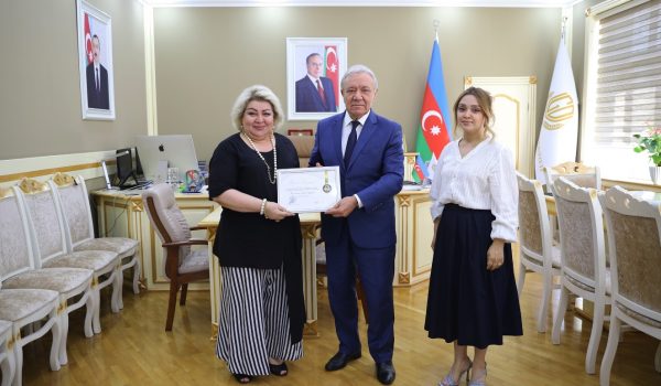 Qəhrəman Yüksəl Əlizadənin anası, GDU-nun kafedra müdiri Sevda Kazımovaya Fəxri fərman təqdim olunub