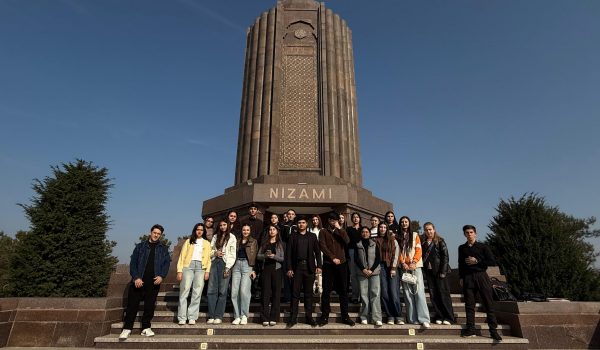 GDU-nun TƏLƏBƏLƏRİ NİZAMİ GƏNCƏVİ MƏQBƏRƏSİNİ ZİYARƏT EDİBLƏR