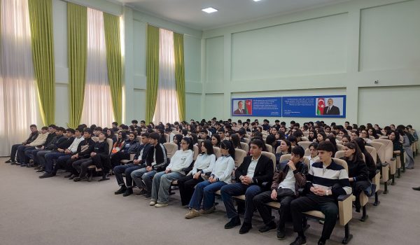 GDU-nun əməkdaşları Tovuzda YUXARI SİNİF ŞAGİRDLƏRİ İLƏ GÖRÜŞ KEÇİRİBLƏR