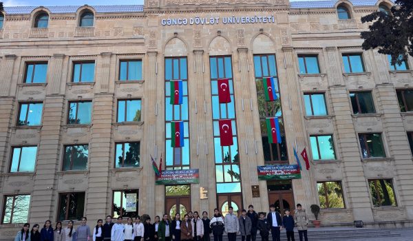 orta məktəb şagirdləri  Gəncə Dövlət Universitetində