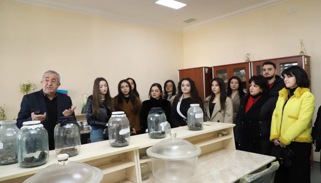 GDU-nun tələbələri Bitki mühafizəsi və Texniki Bitkilər Elmi – Tədqiqat  İnstitutunda istehsalat təcrübəsində