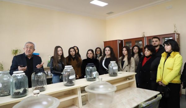 GDU-nun tələbələri Bitki mühafizəsi və Texniki Bitkilər Elmi – Tədqiqat  İnstitutunda istehsalat təcrübəsində