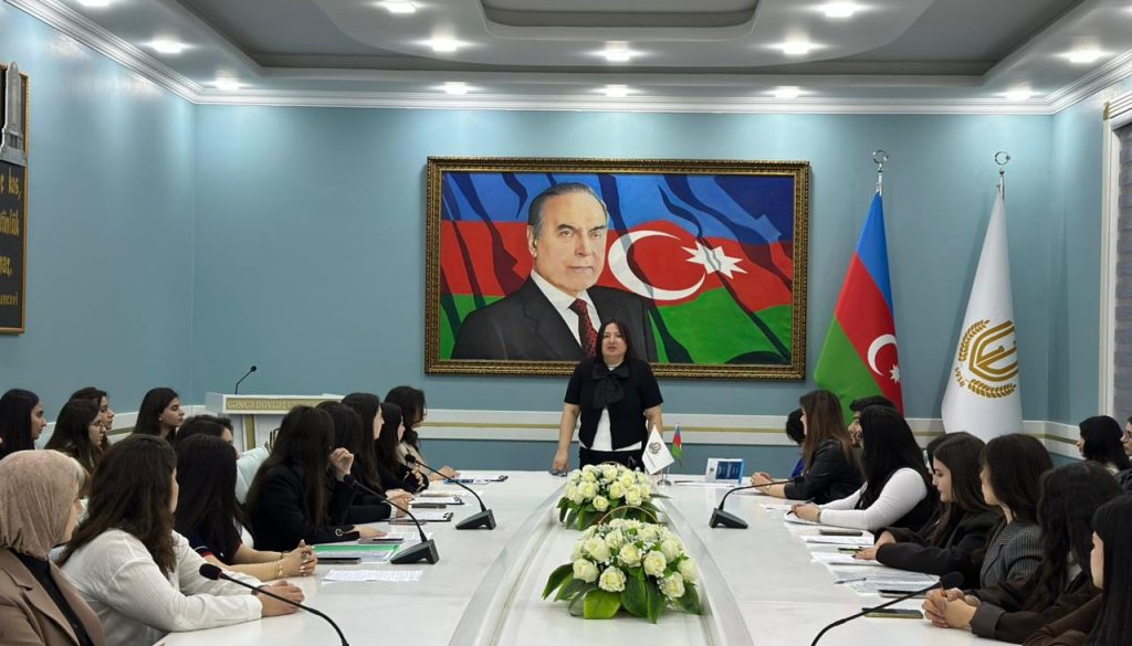 Müasir təhsil mühitində şagirdlərin sosial davranışlarının, ünsiyyət bacarıqlarının və sağlam münasibət mədəniyyətinin formalaşdırılması yolları müzakirə olunub