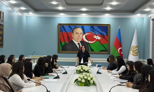 Müasir təhsil mühitində şagirdlərin sosial davranışlarının, ünsiyyət bacarıqlarının və sağlam münasibət mədəniyyətinin formalaşdırılması yolları müzakirə olunub