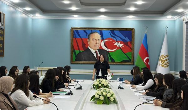 Müasir təhsil mühitində şagirdlərin sosial davranışlarının, ünsiyyət bacarıqlarının və sağlam münasibət mədəniyyətinin formalaşdırılması yolları müzakirə olunub