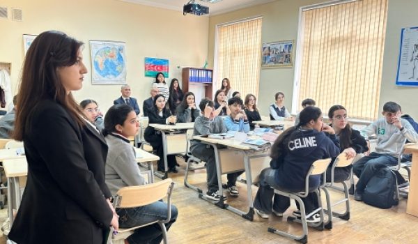 Təcrübəçi tələbələr orta məktəblərdə sınaq dərslərində iştirak edirlər